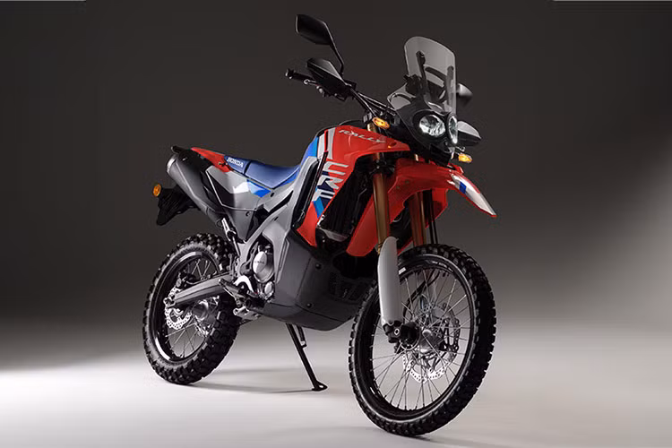 Đã bốn năm kể từ khi mẫu xe cào cào Honda CRF300 Rally ra mắt lần đầu tiên trên thị trường và phiên bản mới 2025 vừa công bố đã có những cập nhật quan trọng khiến nhiều dân chơi cảm thấy phấn khích.
