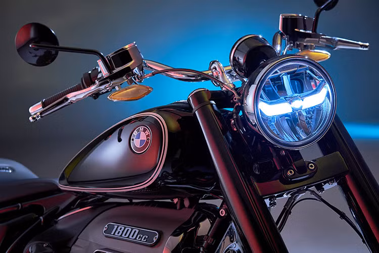BMW R 18 mang thiết kế thân thiện, tinh gọn, thỏa mãn phong cách riêng của từng khách hàng. Mẫu xe sở hữu phần khung sau và nhiều bộ phận có thể thay thế như hệ thống đèn xi nhan LED, đồng hồ tốc độ và đèn pha LED được thiết kế độc lập với hệ thống điện tử của xe, giúp khách hàng tùy chỉnh theo sở thích mà không làm ảnh hưởng đến vận hành của xe.