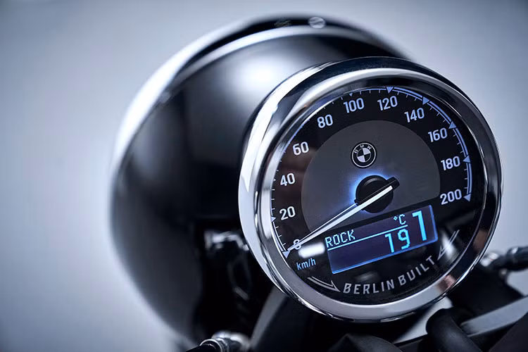 Các công nghệ hiện đại trên BMW R 18 không chỉ tập trung vào trải nghiệm của khách hàng mà còn đảm bảo tính ổn định và an toàn. Nổi bật là hệ thống đèn pha full LED tích hợp công nghệ nghiêng theo góc lái (Headlight Pro – Adaptive Curve Light) duy nhất trong phân khúc, đảm bảo tầm nhìn vượt trội trong cua, kèm đèn chiếu sáng ban ngày hình lưỡi liềm đậm chất cổ điển đặc trưng BMW Motorrad.