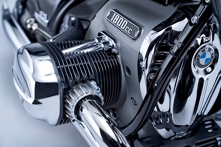 Điểm nổi bật nhất của BMW R 18 chính là động cơ Big Boxer 2 xi-lanh Flat-Twin dung tích 1.802 cc lớn nhất từng được trang bị trên xe mô tô BMW Motorrad thương mại. Sở hữu kiểu dáng Boxer truyền thống từ 70 năm trước và công nghệ hiện đại, Big Boxer nổi bật với thiết kế tổng thể góc cạnh, hiệu suất ổn định và bảo dưỡng dễ dàng.