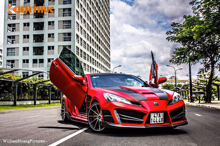 Một chiếc xe thể thao bình dân Hyundai Genesis Coupe đến từ Hàn Quốc vừa qua tay thợ độ Sài Gòn "biến hình" cực kỳ đặc biệt. Điểm đặc biệt của chiếc xe độ này chính là bộ cửa mở cắt kéo như siêu xe Lamborghini Murcielago, cùng hàng loạt đồ chơi lạ mắt.