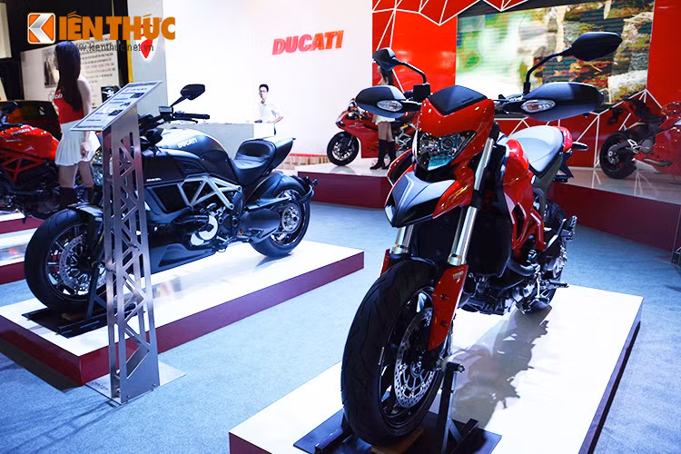 Bên cạnh góc dành riêng cho Scrambler, Ducati Việt Nam cũng giới thiệu đến khách hàng những mẫu xe đang thịnh hành trên thị trường của mình như Hypertrada, Hyperstrada.