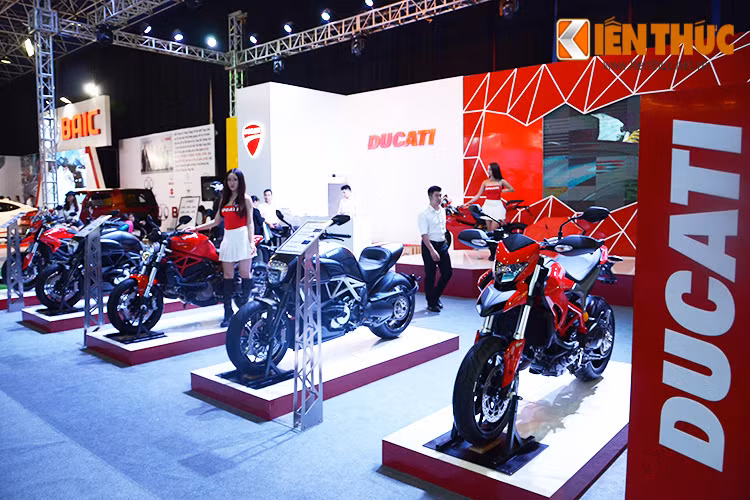 Là một trong hai thương hiệu môtô duy nhất tham gia triển lãm VIMS 2015 tại Hà Nội, Ducati Việt Nam đã mang đến một sắc màu hoàn toàn mới với "hương vị 2 bánh" đậm chất Ý trong không gian đầy ắp 4 bánh tại triển lãm quốc tế lần này.
