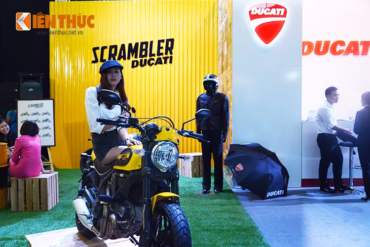 Được xem là hàng "hot" với giá bán cực kỳ hợp lý, Ducati Scrambler sở hữu khối động cơ 803cc cho sức mạnh 75 mã lực tại 8250v/p.
