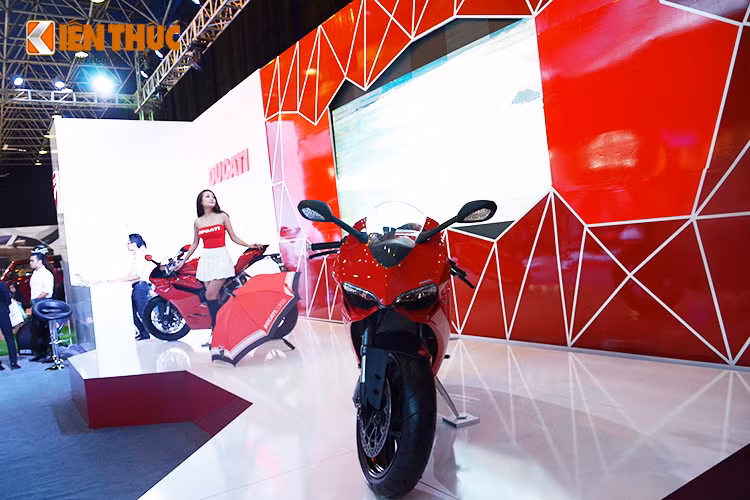 Tại gian hàng Ducati Việt Nam tại VIMS 2015 này, Ducati 899 Panigale được đưa lên vị trí vedette do thiếu vắng hai đàn anh Multistrada 1200 mới và 1299 Panigale.