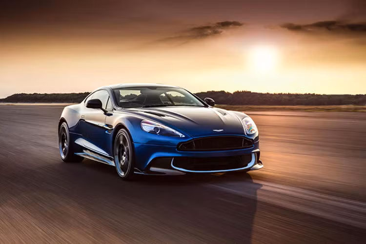 Được sản xuất từ 2001-2007, thế hệ Aston Martin Vanquish đầu tiên nổi tiếng với vai trò là xe của điệp viên 007 James Bond trong phần phim Die Another Day. Tuy nhiên phải tới tận năm 2012, Vanquish thế hệ II mới được ra mắt để thay thế cho DBS trước đó.