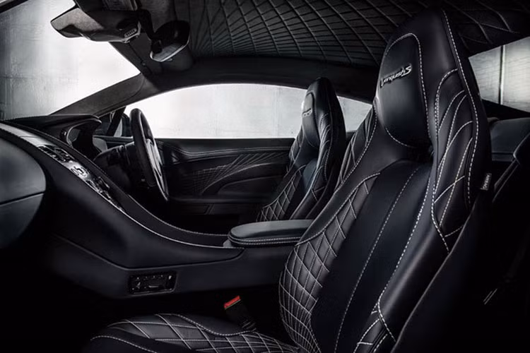 Bên trong Aston Martin Vanquish S có ghế bọc da khâu hình quả trám sang trọng và những chi tiết bằng sợi carbon thể thao. Một công ty tại Scotland đã cung cấp loại da sang trọng có tên Bridge of Weir Caithness cho Aston Martin Vanquish S.