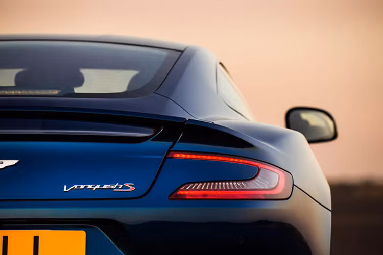 Động cơ của Aston Martin Vanquish S phiên bản 2018 mới này sẽ tạo ra công suất tối đa 592 mã lực. Như vậy, so với Vanquish thông thường, Aston Martin Vanquish S mạnh hơn 24 mã lực.