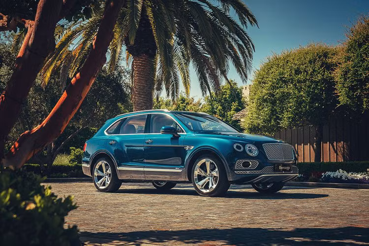 Cụ thể phiên bản Bentley Bentayga Hybrid 2020 mới, chiếc SUV sang trọng hàng đầu thế giới được trang bị động cơ lai, kết hợp giữa cỗ máy tăng áp V6 3.0 lít sản sinh 335 mã lực và động cơ điện 120 mã lực, cho tổng công suất 443 mã lực và mô-men xoắn cực đại 700Nm.