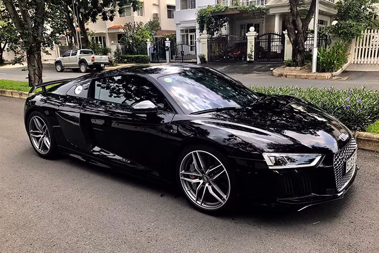 Mới đây, một chiếc siêu xe Audi R8 V10 Plus đăng ký năm 2018 đã được chủ nhân chào bán tịa TP HCM. Xe sở hữu ngoại thất màu đen bóng và theo quan sát còn khá mới. Đáng chú ý, xe mới chỉ lăn bánh khoảng 12 nghìn km với các chi tiết hiện còn nguyên bản.