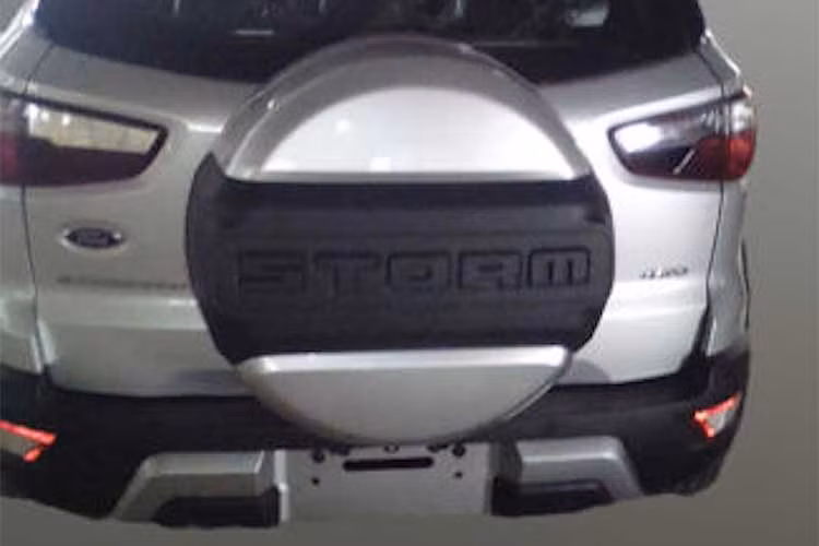Phiên bản của mẫu xe EcoSport nâng cấp giữa vòng đời vừa ra mắt tại một số thị trường vốn đã bị loại bỏ bánh dự phòng phía sau để thay bằng hốc biển số, tuy nhiên chi tiết này đã tái xuất hiện trên EcoSport Storm kèm chụp bảo vệ bánh dự phòng thiết kế mạnh mẽ.