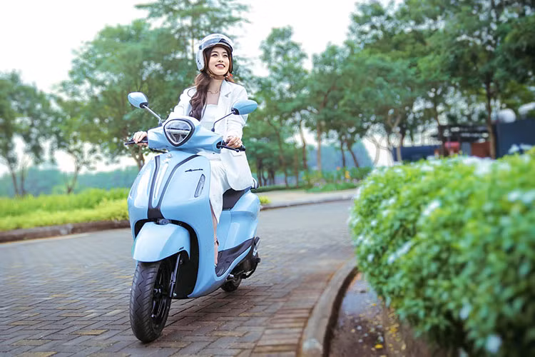 Ngược lại, Yamaha Grande giá mềm, tiết kiệm xăng tốt hơn, nhẹ hơn và phù hợp số đông hơn. Vì thế, mẫu Vespa Primavera có thể nói là kén khách hơn. Nếu cần một chiếc xe có cảm giác lái chắc chắn, chạy tốc độ cao đầm, nặng thì Vespa Primavera là một lựa chọn không tồi. Nhưng nếu bạn là người phụ nữ tay lái yếu, thích sự điềm đạm, hay cập tiện ích công nghệ, thời trang thì Yamaha Grande 2022 lại đáp ứng đầy đủ.