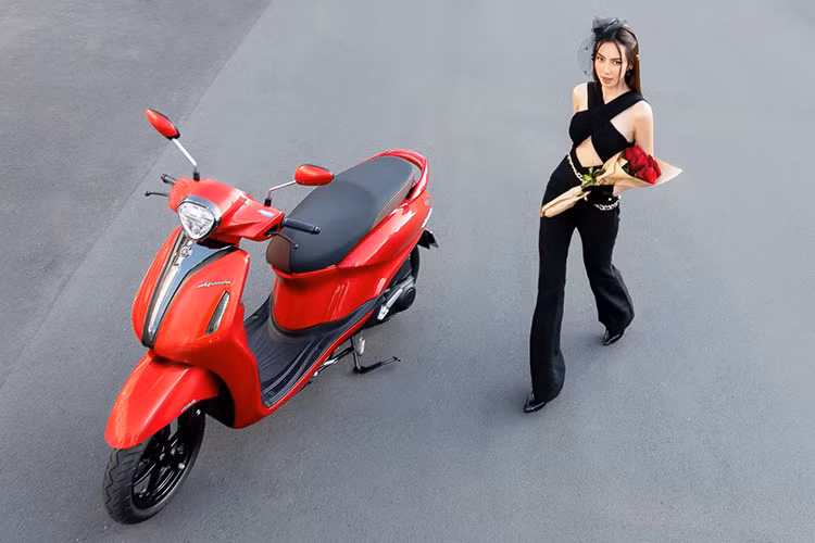 Yamaha Grande vs Vespa Primavera - dau la mau xe danh cho quy co?