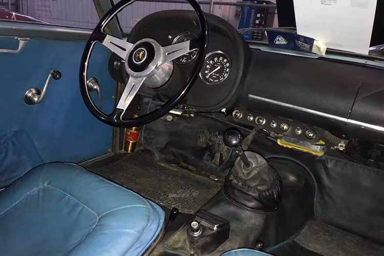 Ngoài ra, Alfa Romeo Giulietta SZ còn đi kèm kính cửa sổ Perspex và nội thất tối giản hơn để cắt giảm trọng lượng xuống mức 785 kg.