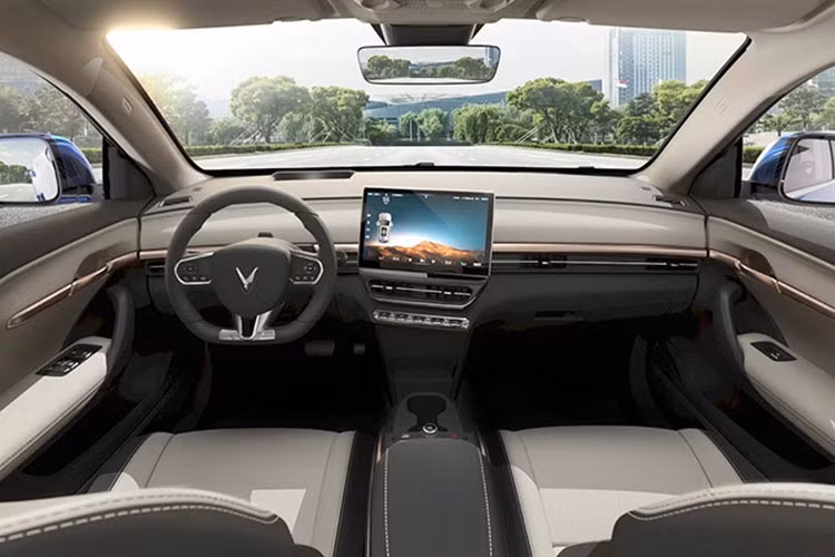 Có thể quan sát thấy Vinfast VF6 mang vẻ cơ bắp đậm chất SUV, thể hiện qua những đường nét thiết kế gân guốc, lồi lõm tinh tế tương tự "đàn anh" VF8. Cụm đèn hậu LED cũng vẫn mang thiết kế liền mạch giống các sản phẩm khác của VinFast hiện nay.