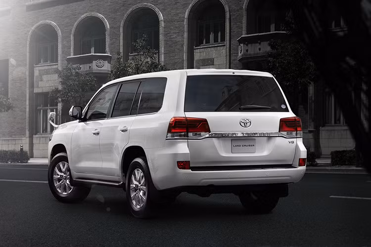 Land Cruiser 2016 vẫn giữ nguyên 2 cấu hình động cơ xăng 4,6 lít V8 và động cơ dầu 4,5 lít V8 tăng áp kép, kết hợp cùng hộp số tự động 6 cấp. Cả 2 bản động cơ xăng và dầu đều được điều chỉnh lại để đạt mức tiêu hao nhiên liệu trung bình tốt hơn lần lượt là 14,5 lít/100 km cho động cơ xăng và 9,5 lít/100 km cho động cơ dầu.