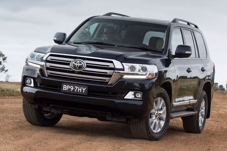 Đây cũng sẽ là đợt nâng cấp cuối cùng của thế hệ Land Cruiser mang mã J200 trước khi Toyota giới thiệu thế hệ Land Cruiser hoàn toàn mới trong vòng 2-3 năm nữa.