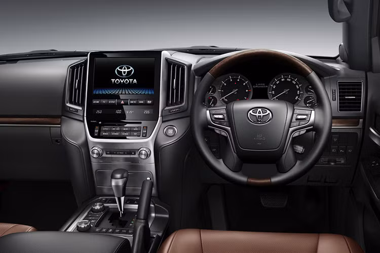 Toyota cũng chú trọng trải nghiệm cao cấp cho bên trong khoang xe bằng cách bổ sung thêm các vật liệu da mềm thay cho vật liệu nhựa cứng trước đây, cùng vô lăng mới đẹp hơn.