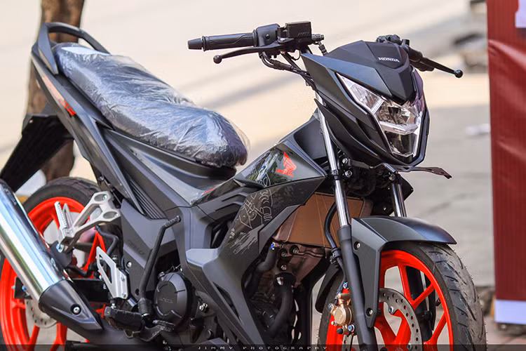 Sự xuất hiện của Honda Sonic phiên bản 2017 đánh dấu sự trở lại của dòng môtô đường phố từng rất được yêu thích của hãng xe máy Honda. Sonic 150R nằm trong phân khúc underbone 150 phân khối cạnh tranh trực tiếp với Suzuki Raider R150. Tại thị trường Việt Nam, mẫu xe nhập khẩu này đang được bán với giá khoảng 88 triệu đồng.