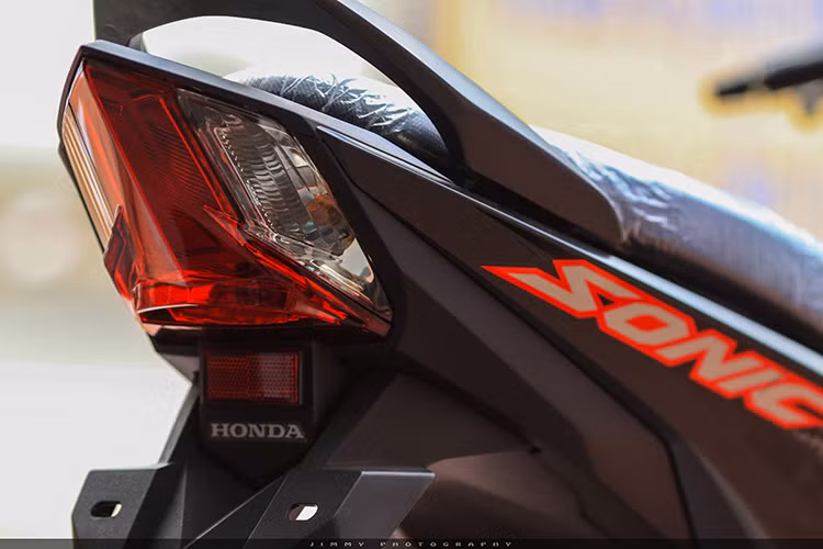Kiểu dáng Sonic 150R có nhiều nét dị biệt tương đồng với người "đồng hương" và cũng là đối thủ chính hiện nay - Suzuki Raider R150. Có thể thấy rõ nhất qua tay lái thấp và thân xe thon gọn - giảm xóc đon được thiết kế dạng monoshock phía sau.