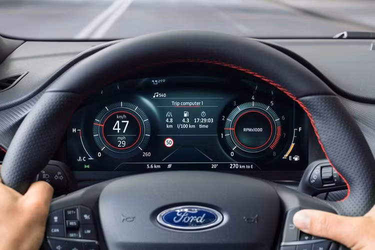 Là một mẫu crossover cỡ nhỏ nhưng Puma khiến nhiều người ấn tượng bởi được cung cấp rất nhiều tùy chọn công nghệ cao, ví dụ như kiểm soát hành trình chủ động, phanh khẩn cấp tự động, phát hiện người đi bộ, hỗ trợ giữ làn và bộ an toàn CoPilot360 của Ford.
