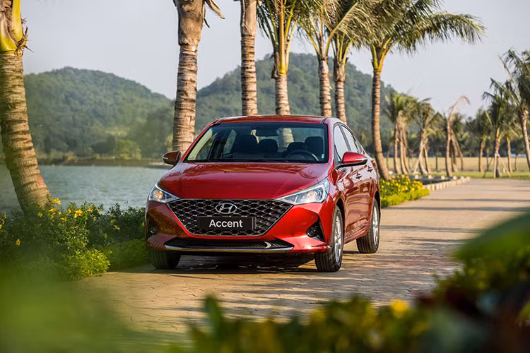 Vị trí đầu tiên không còn thuộc về cái tên quen thuộc – Toyota Vios tại Việt Nam vốn được mệnh danh là “vua doanh số” trên thị trường trong những năm gần đây. Thay vào đó, với những cải tiến nâng cấp đột phá cùng giá bán khá cạnh tranh, Hyundai Accent là cái tên dẫn đầu cuộc đua ôtô bán chạy nhất Việt Nam trong tháng 4/2021 với doanh số hơn 2.150 xe bán ra.