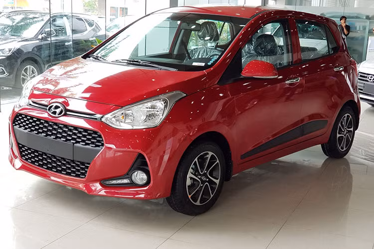 Từ doanh số 513 xe của tháng trước, Hyundai Grand i10 đạt doanh số gấp 2 lần trong tháng 3. So với các đối thủ, Grand i10 có nhiều lựa chọn nhất, giá bán cũng khá dễ chịu, thích hợp cho nhiều đối tượng khách hàng, từ xe dịch vụ đến các gia đình trẻ mua xe lần đầu. Kể từ khi về Việt Nam, Hyundai Grand i10 là "gương mặt thân quen" của các bảng xếp hạng bán chạy hàng tháng.