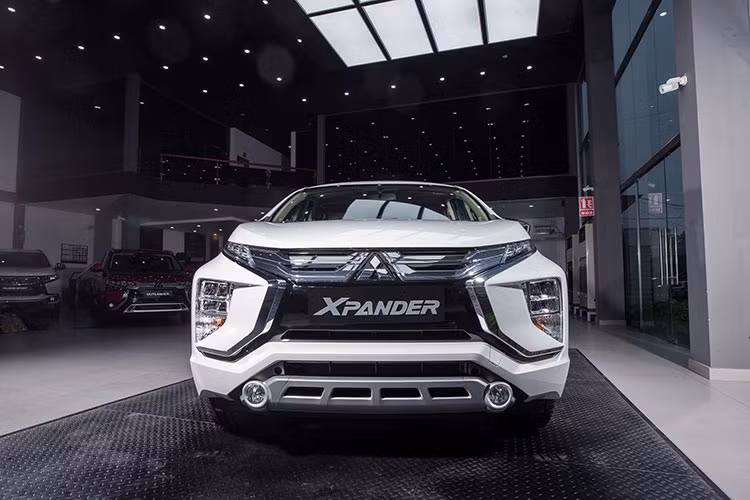 Từ thời điểm bán ra, Mitsubishi Xpander gần như chiếm lĩnh vị trí bấy lâu nay của "xe quốc dân" Toyota Innova ở phân khúc MPV 7 chỗ. Thời điểm mới ra mắt, Xpander tạo cơn sốt lớn trên thị trường. Dù không còn sức hút lớn như trước, đây vẫn là một trong những xe 7 chỗ rẻ nhất thị trường. Với 1.416 xe bán ra trong tháng 4. Với mức giá bán hấp dẫn, thiết kế nhiều điểm nhấn khiến cho người dùng dễ đang đưa ra lựa chọn giữa Xpander với đối thủ của nó.