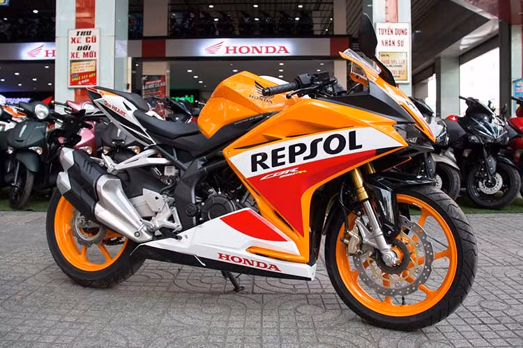  Honda CBR250RR Repsol phiên bản đặc biệt cho năm 2018 này được ra mắt hồi đầu 2017 tại buổi công bố mẫu xe đua MotoGP Honda RC213V diễn ra ở Indonesia. Mẫu xe mới này vừa được đưa về thị trường Việt Nam thông qua một số đại lý xe máy nhập khẩu tư nhân tại TP HCM.