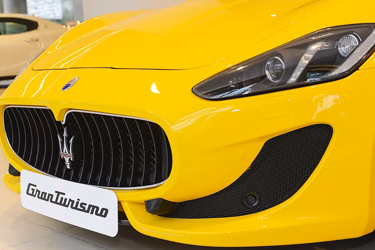 Cản trước của xe với thiết kế lưới tản nhiệt đặc trưng của Maserati cùng hai hốc gió hai bên. Cụm đèn pha mang âm hưởng của dòng GranTurismo. Đèn định vị ban ngày LED với thiết kế dọc giữa hai đèn pha. Logo ‘’Cây đinh ba’’ với hai đường sọc đỏ chạy ngang tạo điểm nhấn.