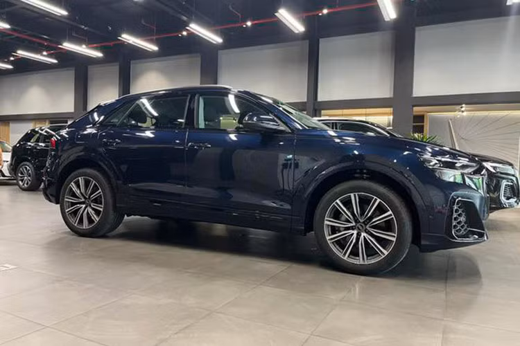 Audi Q8 2024 tại Việt Nam là mẫu SUV cao cấp nhất trong dải sản phẩm điện hóa của thương hiệu mang biểu tượng bốn vòng tròn. Kích thước dài, rộng, cao của xe lần lượt là 4.915 x 1.935 x 1.633 mm, đi kèm chiều dài cơ sở 2.923 mm. So với các phiên bản trước đây, Audi Q8 2024 có một số thay đổi về diện mạo thiết kế.