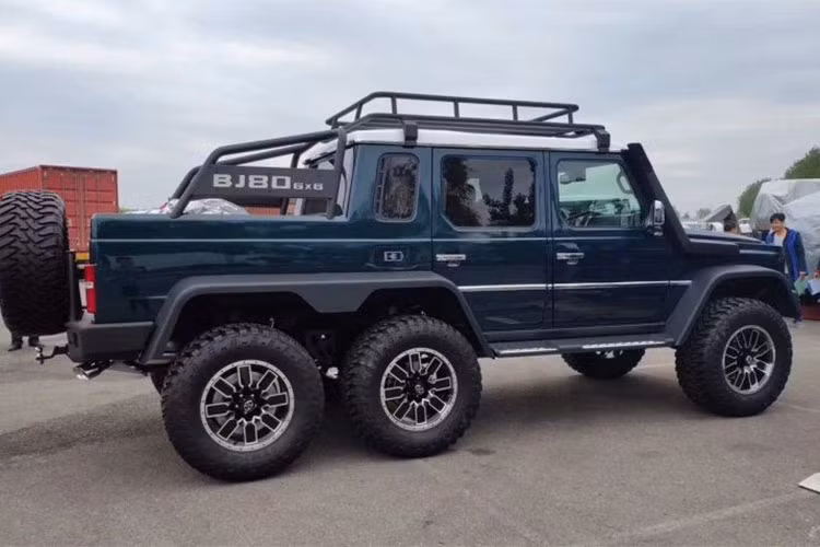 Sở dĩ Beijing Auto BJ80 6x6 thu hút sự chú ý từ giới truyền thông vì mẫu xe này sở hữu thiết kế bên ngoài rất giống với "vua địa hình" Mercedes-Benz G63 AMG 6x6 hiện đã bị "khai tử". Trong khi đó, thiết kế lưới tản nhiệt của Beijing Auto BJ80 6x6 lại lấy cảm hứng từ xe Jeep.