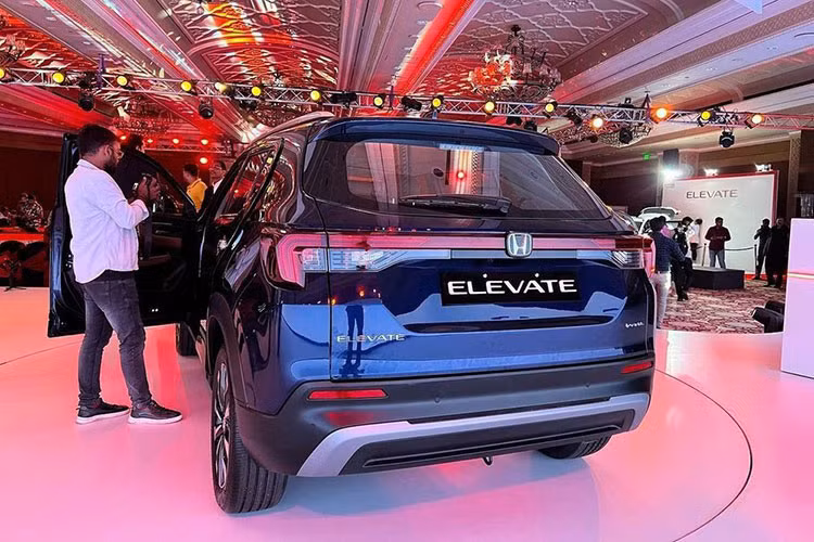 Nằm bên dưới nắp ca-pô của Honda Elevate là động cơ xăng 4 xi-lanh, dung tích 1.5L, dùng chung với đàn anh City. Động cơ cho công suất tối đa 121 mã lực và mô-men xoắn cực đại 145 Nm. Động cơ này đi với hộp số sàn 6 cấp hoặc hộp số biến thiên vô cấp CVT cùng hệ dẫn động cầu trước.