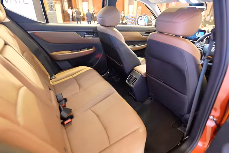 Lợi thế cạnh tranh tiếp theo của mẫu xe này là gói an toàn chủ động Honda Sensing, bao gồm những tính năng như phanh giảm thiểu va chạm, hệ thống cảnh báo lệch làn đường, hệ thống kiểm soát hành trình thích ứng, hỗ trợ giữ làn đường và hỗ trợ đèn pha tự động. Camera quan sát làn đường Honda LaneWatch và camera lùi cũng được trang bị cho xe.