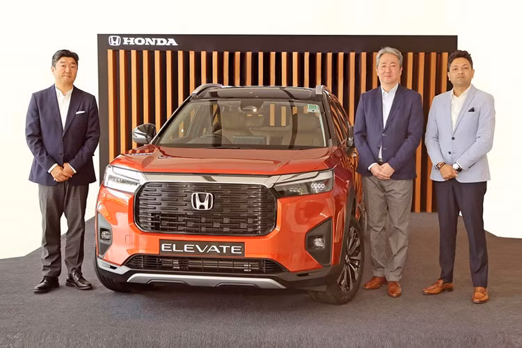 Theo tiết lộ của đại diện Honda Ấn Độ, thời gian giao mẫu SUV cỡ B này cho khách hàng có thể lên đến 6 tháng ở những phiên bản "hot" như VX và ZX. Đây đều là những phiên bản cao cấp và có nhiều trang bị của Honda Elevate 2023 mới ở thị trường Ấn Độ. Trong khi đó, những phiên bản thấp hơn như SV và V chỉ có thời gian giao xe khoảng 2 tháng.