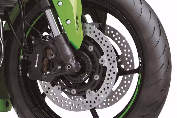Động cơ 4 xi-lanh thẳng hàng, DOHC, làm mát bằng dung dịch, phun nhiên liệu điện tử EFI của Kawasaki Ninja ZX-4R tạo ra công suất tối đa 75 mã lực tại tua máy 14.500 vòng/phút và mô-men xoắn cực đại 37,6 Nm tại tua máy 12.500 vòng/phút.