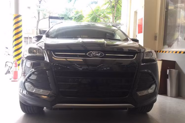 Mẫu xe Ford Escape 2014 xuất hiện tại Hà Nội (từng bị đồn là đời 2017) trong bài viết này thuộc bản cao cấp Titanium, sử dụng động cơ xăng EcoBoost 4 xy-lanh, dung tích 2.0 lít, cho công suất cực đại 237 mã lực. Đi kèm với đó là hộp số tự động 6 cấp và hệ dẫn động 4 bánh.