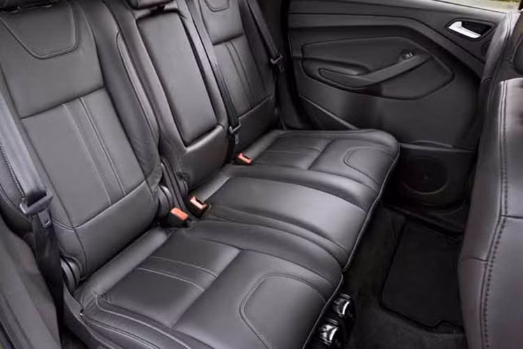 So với các đối thủ khác cùng phân khúc là Toyota RAV4 và Honda CR-V, Ford Escape có cùng kích thước động cơ với 5 chỗ ngồi, các hàng ghế đều được bọc da và không gian nội thất rộng rãi hơn. Bên cạnh đó việc sở hữu thiết kế năng động và nam tính và có tiếng về mức độ tin cậy cũng ghi điểm cho mẫu xe này ở thị trường nước ngoài.