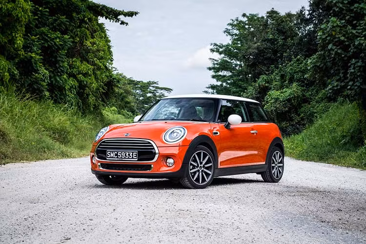 Phiên bản LCI nâng cấp 2019 của mẫu xe MINI 3 Cửa, 5 Cửa và MINI Convertible chính hãng vừa "cập bến" Việt Nam với nhiều đổi mới trong thiết kế, động cơ, logo và công nghệ nhằm tạo nên sức hấp dẫn hơn cho những chiếc xe kiểu cổ điển trong phân khúc xe hơi nhỏ cao cấp.