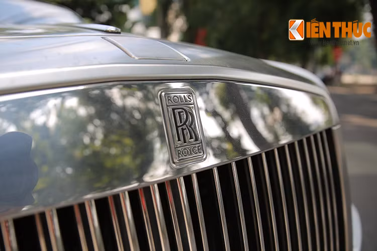 Chiếc Phantom Drophead tại Hà Nội với logo 2 chữ R đan xen vào nhau, đây là thuộc phiên bản cũ của dòng xe sang Anh quốc với đặc điểm là đèn pha tròn thay vì hình chữ nhật như bản hiện tại.