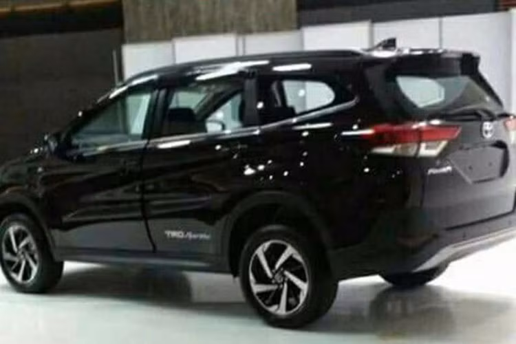 Toyota Rush 2018 mới sẽ được hãng xe Nhật Bản trang bị gương chiếu hậu gập điện với đèn xi-nhan LED, bộ vành 16 inch và tùy chọn 17 inch dạng 5 chấu kép hình kim đồng hồ. Thân xe, vỏ bọc lốp dự phòng phía đuôi và vành thêm logo biểu thị sự hợp tác giữa Toyota và TRD.