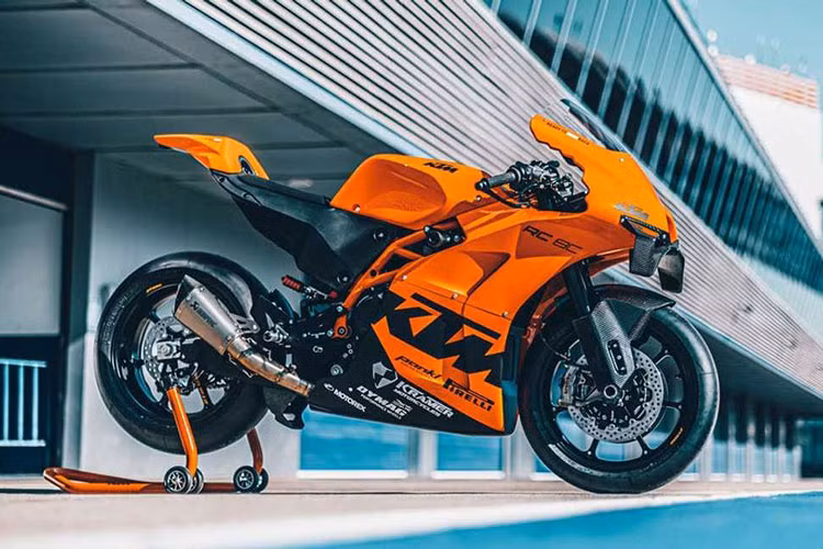 Được biết, KTM RC 8C 2021 bản giới hạn là siêu môtô dành cho đường đua chuyên nghiệp, không thể hoạt động ngoài đường công cộng vì xe đã được loại bỏ hoàn toàn các trang bị cần thiết như hệ thống chiếu sáng, còi và xi nhan. 