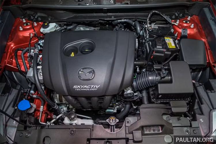 CX-3 mới được trang bị động cơ xăng hút khí tự nhiên SkyActiv-G 2.0 lít 4 xi-lanh đã qua sửa đổi, kết hợp cùng hộp số tự động 6 cấp SkyActiv-Drive, cho ra công suất 151 mã lực tại 6.000 vòng/phút và 204Nm mô-men xoắn cực đại ở 2.800 vòng/phút. Động cơ đã được tinh chế để cung cấp mô-men xoắn trên một phạm vi tua máy rộng hơn.