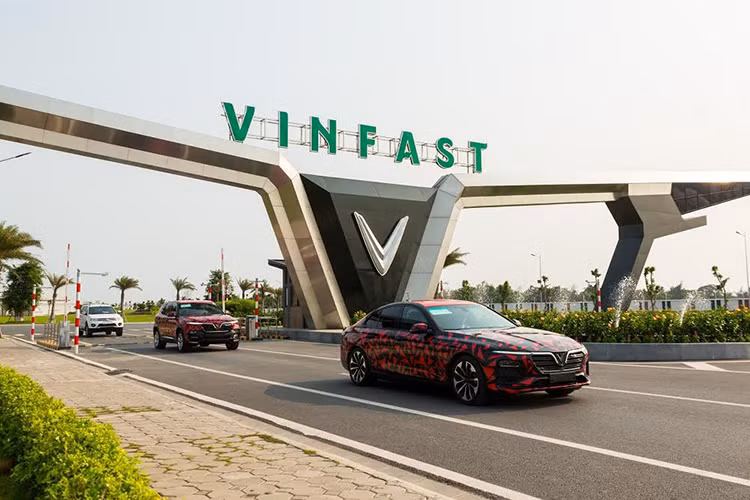 Xuất phát từ nhà máy VinFast tại Hải Phòng, hai chiếc xe VinFast Lux A2.0 và VinFast Lux SA2.0 được điều khiển bởi các chuyên gia đến từ Magna – đơn vị kiểm thử xe hàng đầu thế giới – và các chuyên gia đến từ VinFast. Cuộc chạy thử nghiệm có mục đích chính là kiểm tra và tinh chỉnh hệ thống điều hoà không khí (HVAC), độ bền cũng như các tính năng của xe trong nhiều điều kiện vận hành khác nhau.