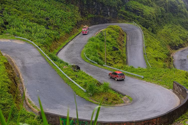 Kết thúc hành trình kéo dài 15 ngày, với tổng quãng đường hơn 6.000 km, những chiếc VinFast Lux A2.0 và Lux SA2.0 đã trải qua đầy đủ các điều kiện vận hành và thời tiết tại Việt Nam. Các chuyên gia kiểm thử đánh giá cả 2 mẫu xe Lux của VinFast đều cho khả năng vận hành tốt trên đường hỗn hợp, vòng tua máy thường xuyên duy trì ở mức thấp, rất phù hợp với thói quen và điều kiện thực tế tại Việt Nam.