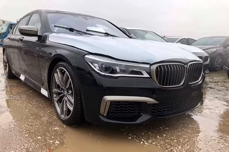 Dòng 7-Series của BMW vốn đã quá nổi danh trong giới xe sang toàn cầu khi sánh ngang các đối thủ sừng sỏ như S-Class của Mercedes-Benz, Audi A8L hay Lexus LS500h... Nhưng với BMW M760Li xDrive G12 mới lại hoàn toàn khác, mẫu xe này vừa chính thức được nhà phân phối THACO đưa về Việt Nam để chuẩn bị ra mắt.