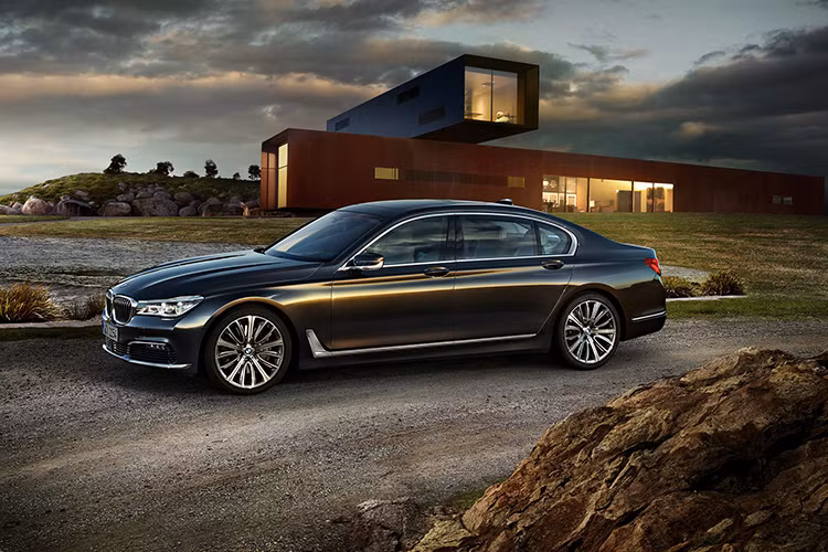 Tại thị trường Mỹ, xe có giá bán khoảng 3,614 tỷ đồng. Giá xe BMW M760Li xDrive G12 phiên bản mới này được nhập về nước hiện chưa được THACO công bố chín thức. Tuy nhiên theo giới chơi xe, khi cập bến Việt Nam và hoàn thành đủ mọi thủ tục ra biển mức giá của nó được dự đoán không dưới 12 tỷ đồng.