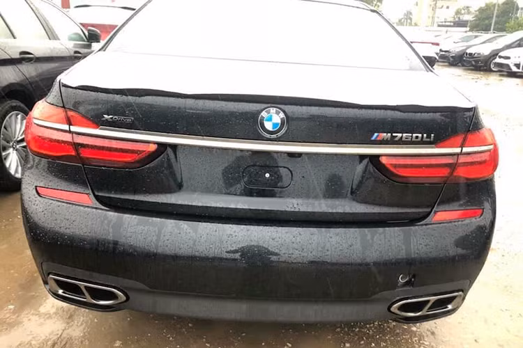 BMW M760Li xDrive G12 được hãng xe xứ Baravia trình làng tới thị trường Đông Nam Á vào đầu năm 2017 tại Triển lãm Bangkok Motor Show và nhanh chóng nhận được sự quan tâm đông đảo của giới mộ điệu xe Đức. Về ngoại thất, mẫu sedan hạng sang nhà BMW sở hữu thiết kế không khác biệt nhiều so với những "người anh em" 7-Series của mình.
