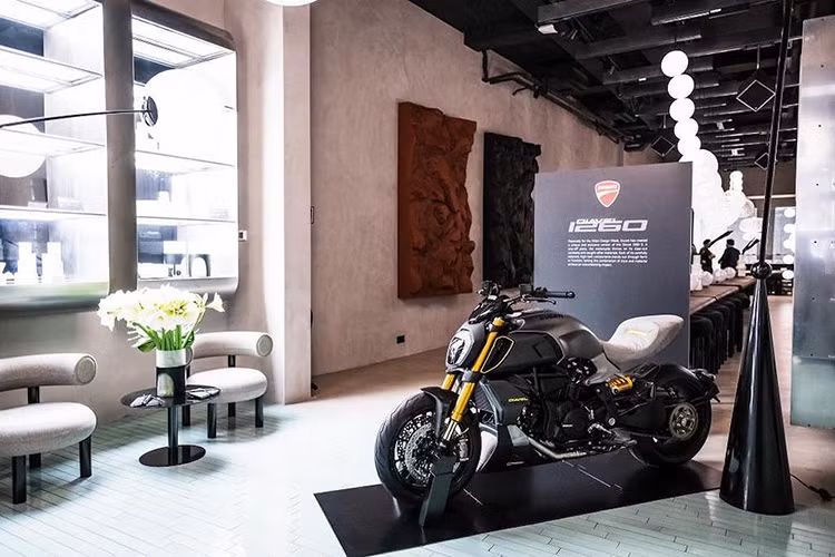 Với kiểu dáng mới và đẹp mắt hơn, Ducati Diavel thế hệ mới đã gây được ấn tượng mạnh đối với giới mộ điệu. Chính vì vậy nhân dịp kết thúc tuần lễ thời trang Milan cách đây vài ngày, hãng đã bất ngờ công bố một phiên bản "hàng thửa" của chiếc xe là Ducati Diavel 1260S Materico.