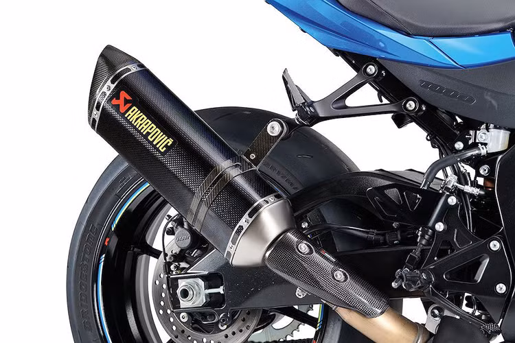 Về thiết kế, do dựa trên nguyên mẫu sportbike Suzuki GSX-R1000R nên chiếc Virus 1000R mang ngoại hình vô cùng hầm hố và có phần "dị", thể hiện rõ nhất ở đầu đèn với mặt đèn pha nhỏ, ốp chụp ngoại thiết kế khá thoáng, tạo hiệu ứng thị giác tốt khi nhìn chính diện, nhưng hơi "ù lì" khi nhìn từ hai bên sang.